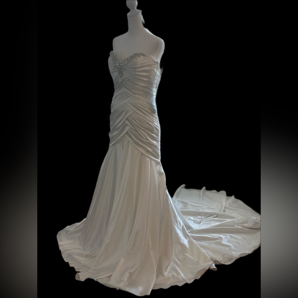 Morilee by Madeline Gardner Mermaid Style Strapless Wedding Gown Size 4. - Picture 1 of 8